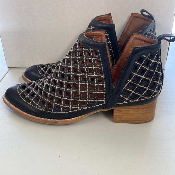 Jeffrey Campbell Shoes - Jeffrey Campbell women’s shoes size 8